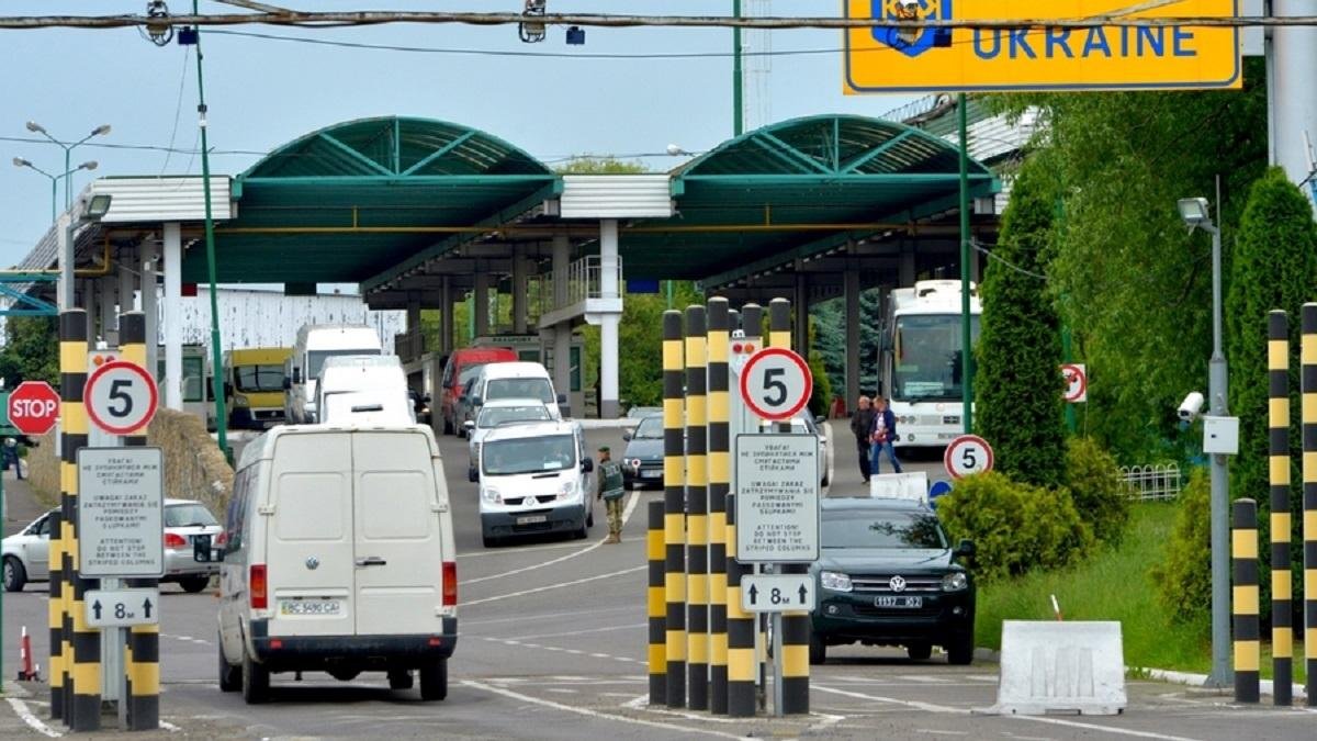 Колапс на Закарпатських КПП: черги з машин стрімко почали збільшуватися