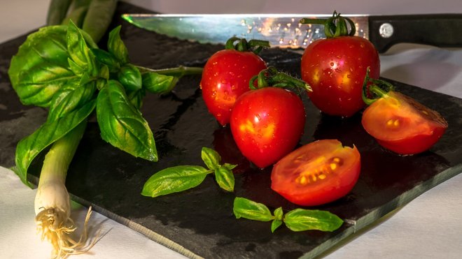 Які продукти не можна зберігати в холодильнику: список