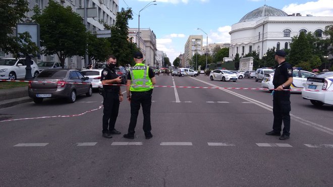 Захоплення банку у Києві: чого вимагає столичний терорист та хто він такий - фото