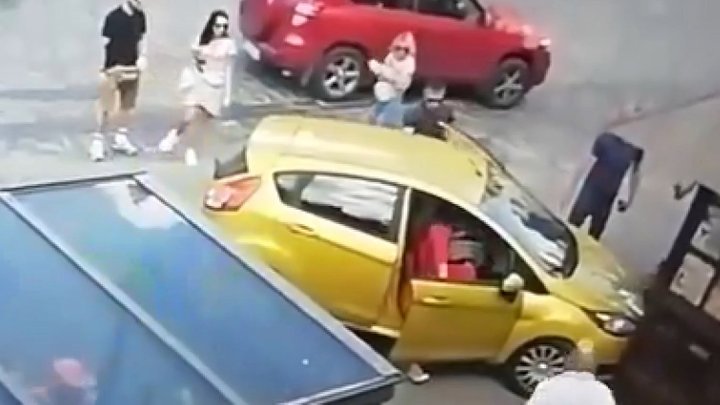 У центрі Львова авто на тротуарі двічі збило жінку-пішохода - відео