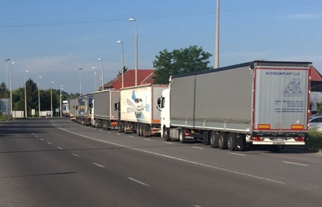 На кордоні Закарпаття з Угорщиною знову кілометрові черги: чому та що говорять водії - фото