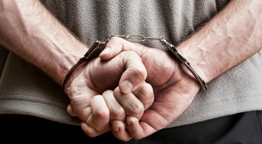 Понад 6 тисяч гривень, ноутбук та акумулятор: на Тячівщині обікрали будівельний магазин