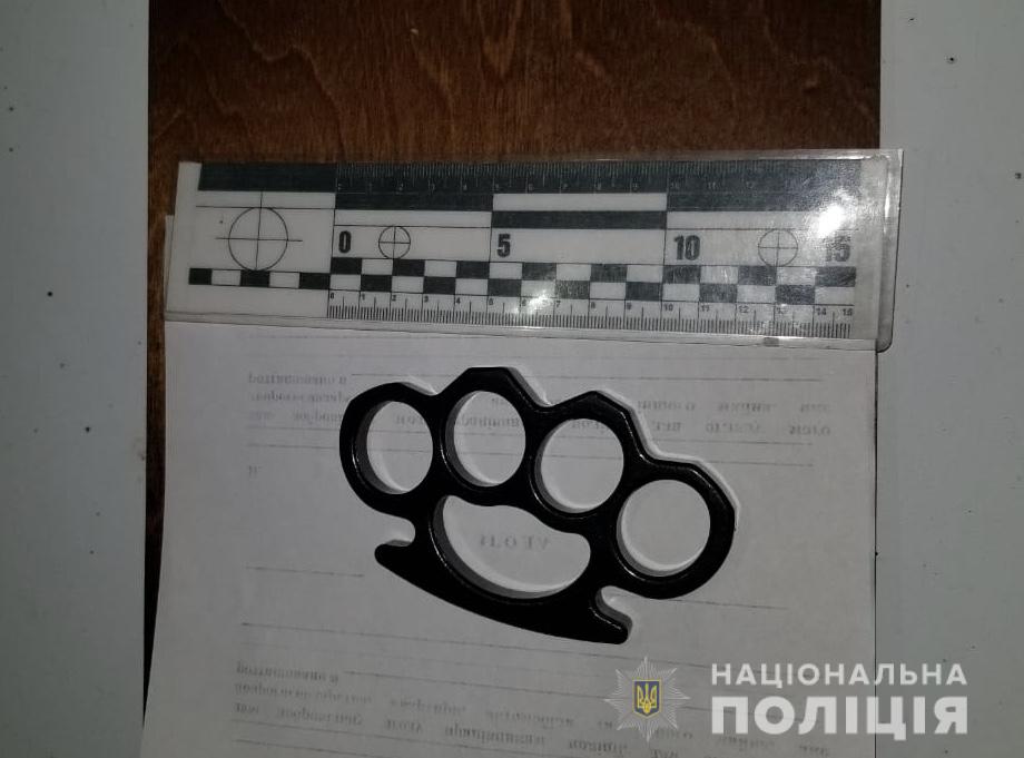 На Закарпатті поліція вилучила у водія, який порушив правила дорожнього руху, заборонений предмет - фото