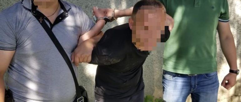 На Закарпатті поліцейські затримали раніше судимого злочинця, який напав на пенсіонерку