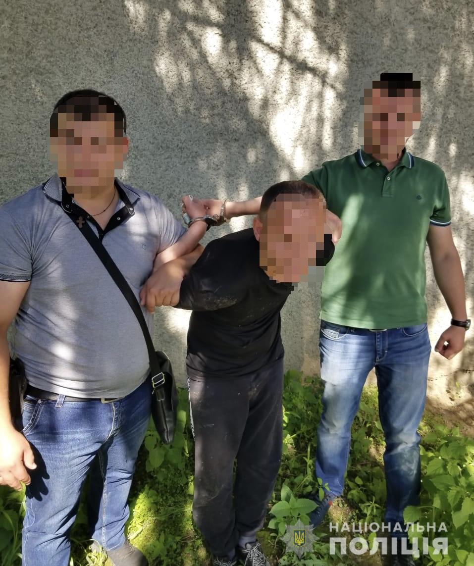 На Закарпатті поліцейські затримали раніше судимого злочинця, який напав на пенсіонерку