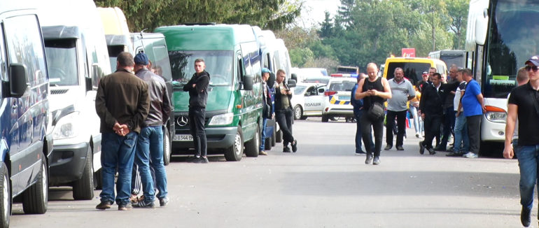 Сильні перевірки та кілометрові черги: на Закарпатті на україно-угорському кордоні стоїть більше двох сотень авто