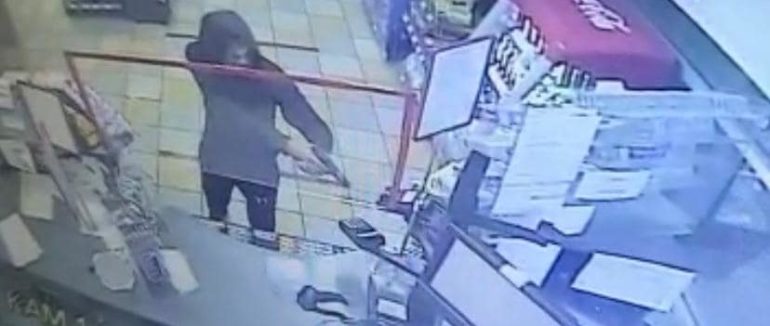 Озброєний і в масці: пограбування на АЗС в Ужгороді