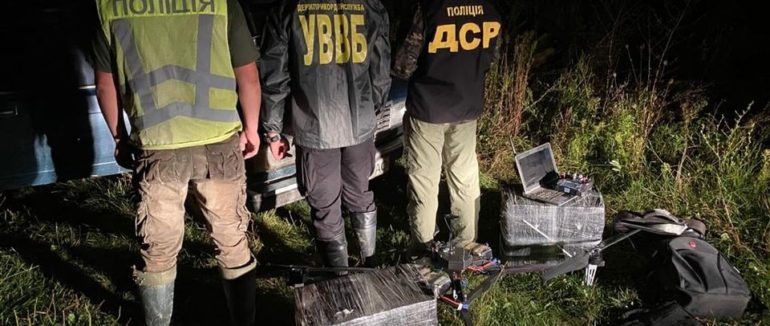 Літаюча контрабанда на Закарпатті: квадрокоптером намагалися переправити цигарки до Угорщини