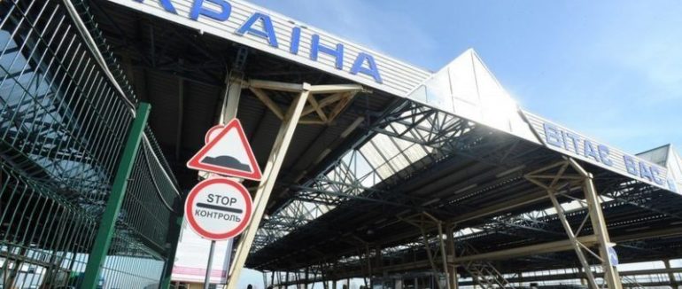 Самоізоляції, наявність спеціального страхового полісу чи негативний ПЛР-тест? Що очікує іноземців, які їдуть в Україну