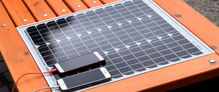 Експеримент з сонячною енергією: в Ужгороді лавка буде заряджати мобільні пристрої