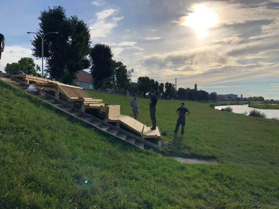 А ви вже тестили? В Мукачеві встановили унікальну лавицю