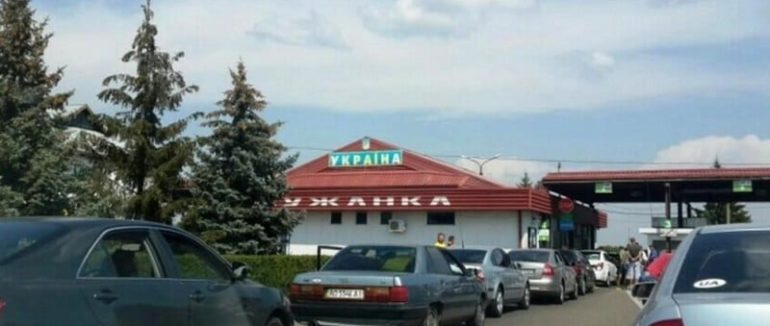 На Закарпатті сотні мікроавтобусів стоять у черзі на митному посту “Лужанка”: що стало причиною