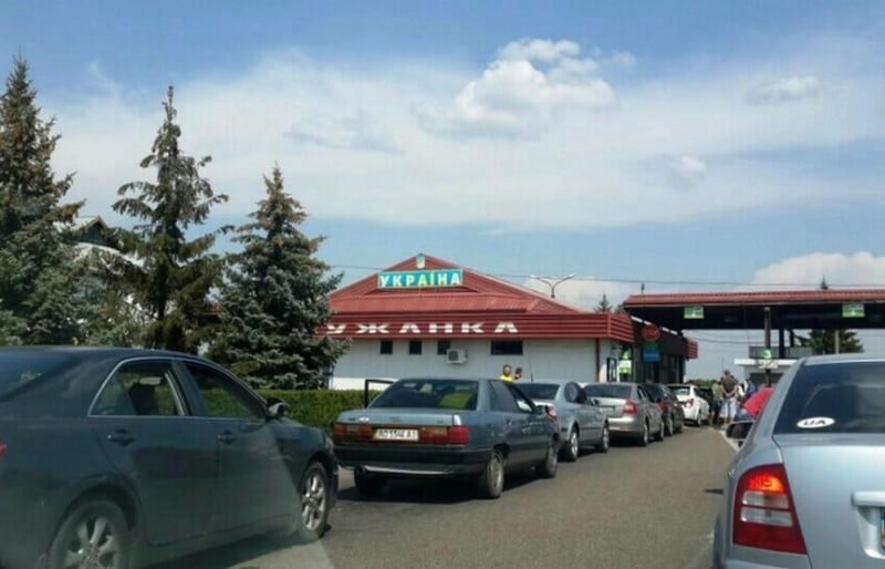 На Закарпатті сотні мікроавтобусів стоять у черзі на митному посту "Лужанка": що стало причиною