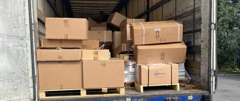 15 незаявлених коробок фірмового одягу та аксесуарів: на митному посту Тиса зупинили контрабанду