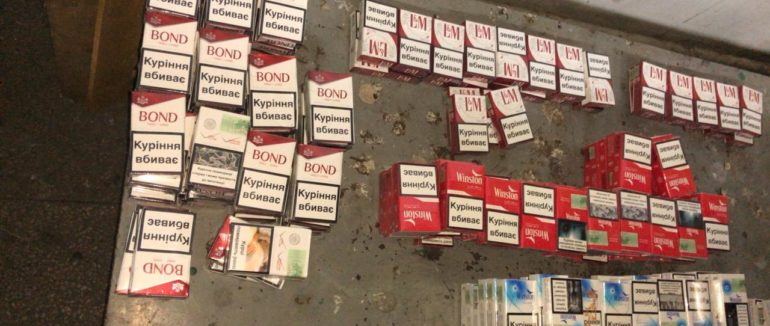 300 пачок сигарет: на Закарпатті на пункті пропуску “Тиса” зупинили чергову контрабанду тютюну