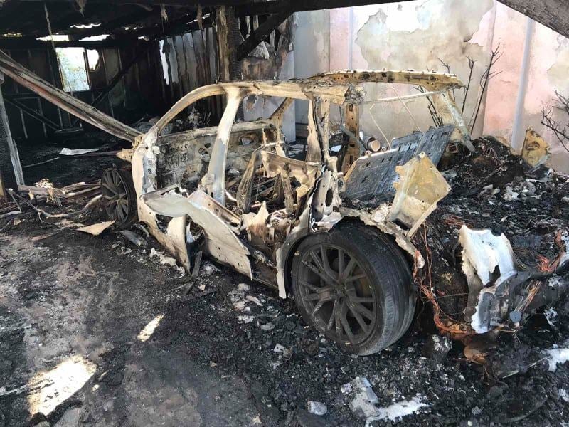 Вогняна трагедія в Ужгороді: вогонь з автомобіля перекинувся на два житлові будинки