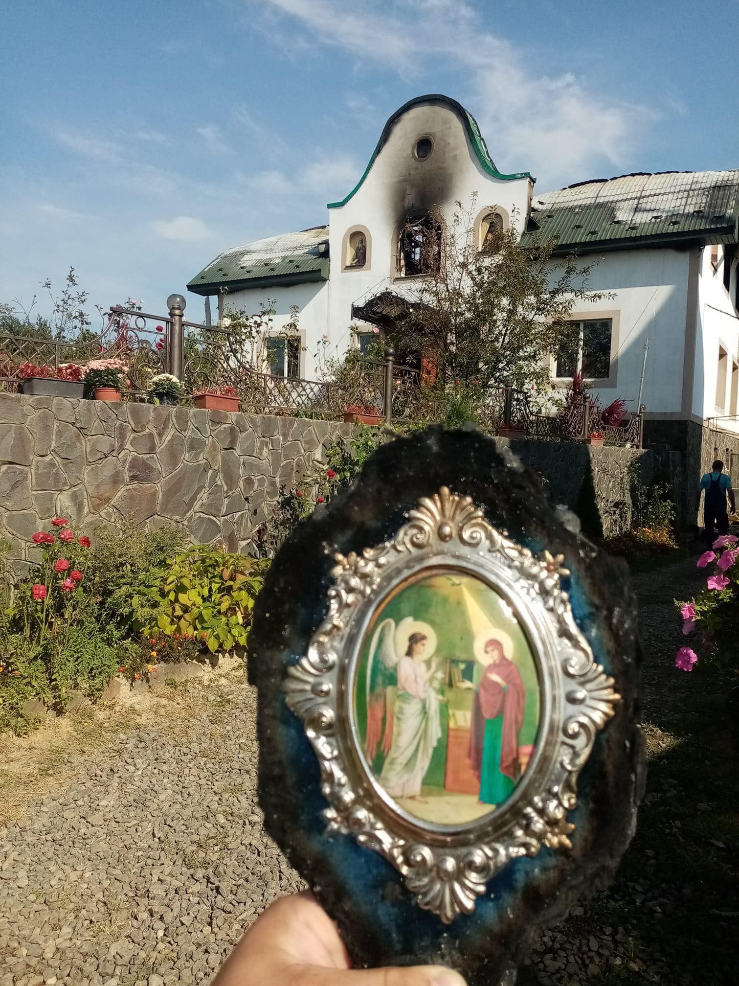 Єдина вціліла річ - ікона з Євангелія: масштабна пожежа у монастирі на Закарпатті