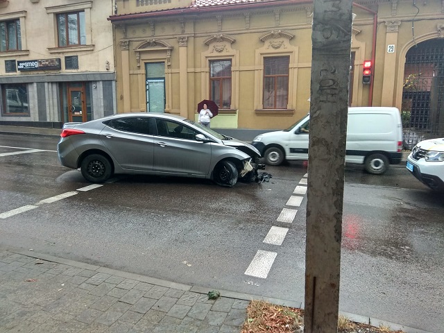 Ранкова аварія в Ужгороді: зіткнулися дві автівки