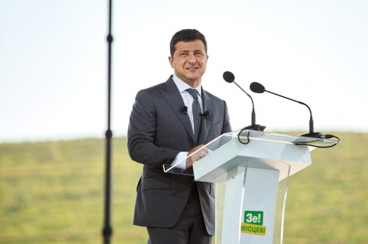 Прихована агітація? Виступ Президента у Берегові був оформлений у кольорах та символіці партії “Слуга народу”
