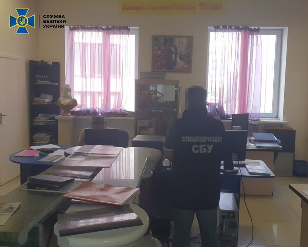 Документи для роботи за кордоном: СБУ викрило схему підробки паспортів ЄС