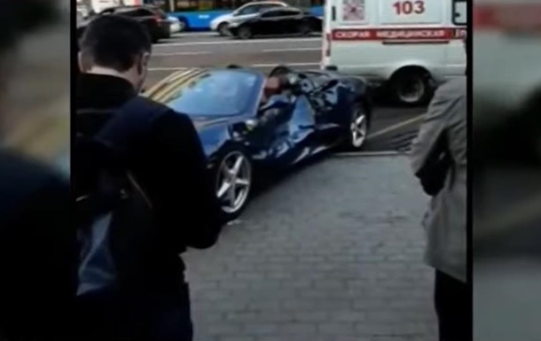 ДТП за участі Ferrari: у Москві суперкар в`їхав у маршрутку
