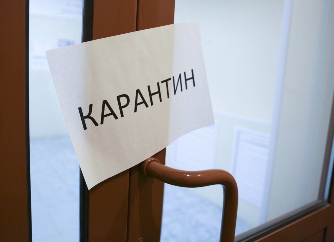 Можуть закритися у листопаді через COVID-19: що буде з школами та дитячими садочками