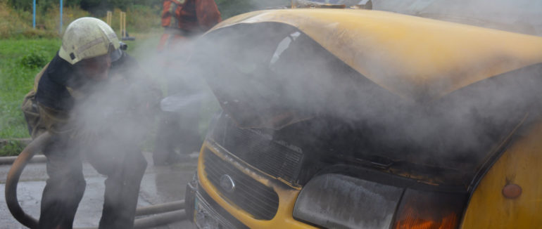 Горіли одразу дві машини: в Ужгороді і Мукачеві ліквідували загорання автівок