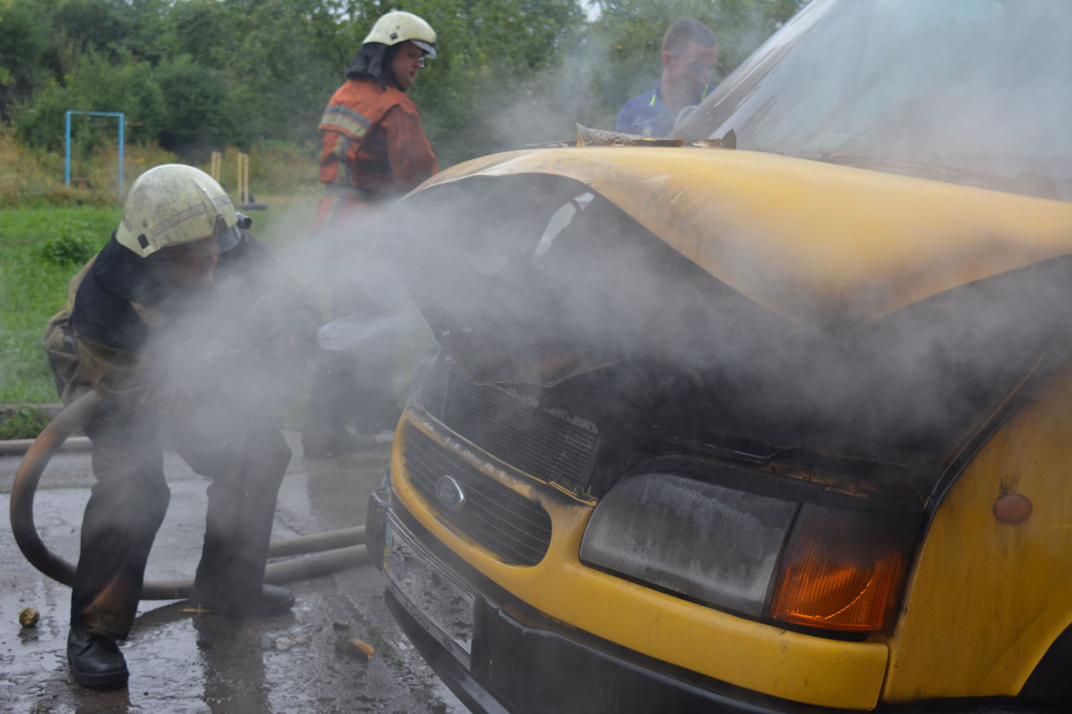 Горіли одразу дві машини: в Ужгороді і Мукачеві ліквідували загорання автівок