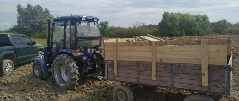 Трактор “напакований” сигаретами: на КПП “Дякове” зупинили спробу тютюнової контрабанди