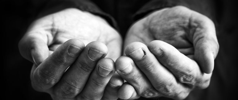 Люди, які безкорисливо діляться грошима, живуть довше: найбільш щедрі та довгоживучі — у Японії та Франції