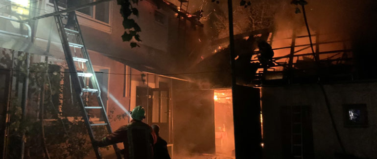 Пожежа на Хустщині: полум’я перекинулося на двоповерховий житловий будинок