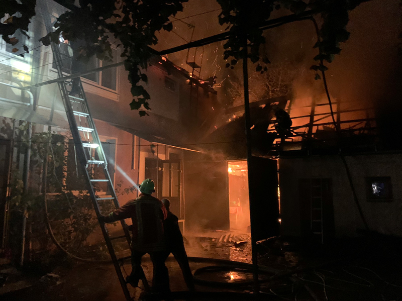 Пожежа на Хустщині: полум`я перекинулося на двоповерховий житловий будинок