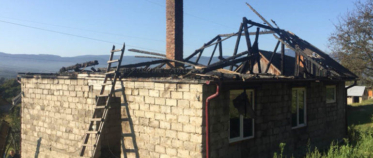 Пожежа на Закарпатті: тячівські рятувальники ліквідували загорання даху у житловому будинку