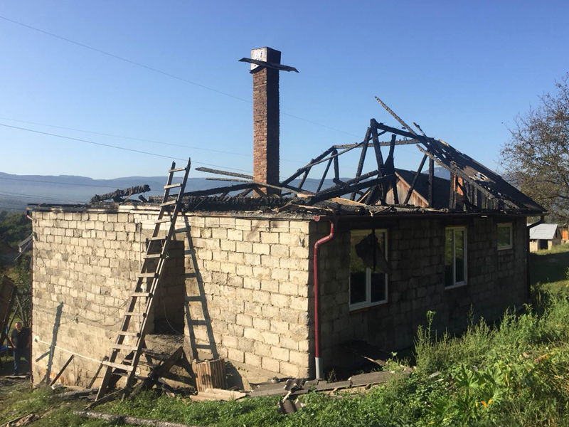 Пожежа на Закарпатті: тячівські рятувальники ліквідували загорання даху у житловому будинку