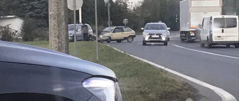 Ранкова аварія у Мукачеві: зіткнулися дві автівки