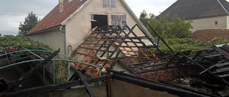 На Мукачівщині рятували відразу дві домівки від знищення