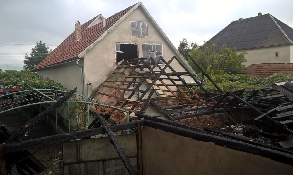 На Мукачівщині рятували відразу дві домівки від знищення