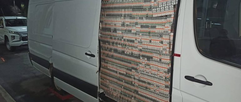 Резонансна контрабанда на Закарпатті: на ПП “Тиса” псевдодипломат намагався вивезти повний мікроавтобус цигарок