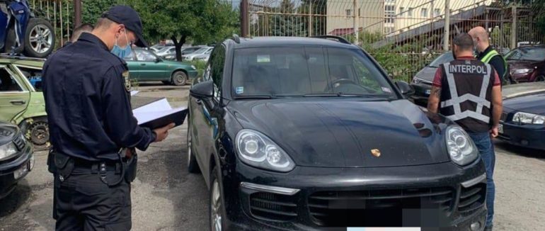 Викрадена у Словаччині: на Закарпатті знайшли авто, яке стоїть на обліку в базі даних Інтерполу