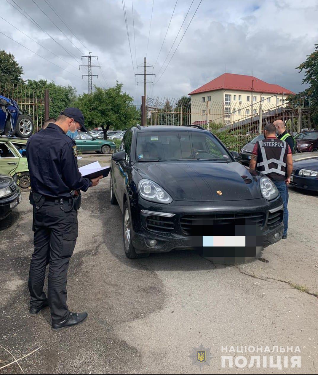 Викрадена у Словаччині: на Закарпатті знайшли авто, яке стоїть на обліку в базі даних Інтерполу