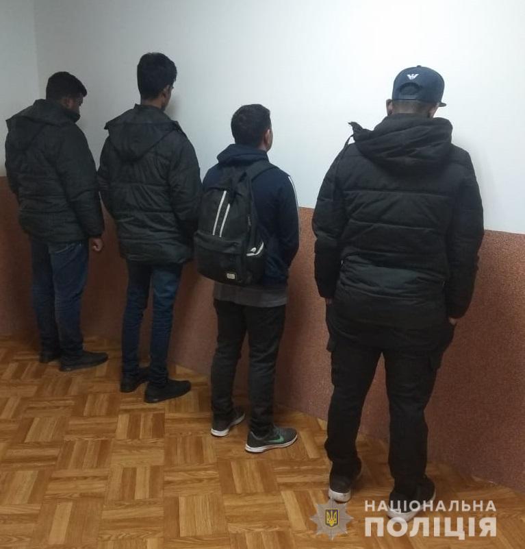 Торгівля людьми на Закарпатті: поліція та прикордонники зупинили незаконну переправу нелегалів