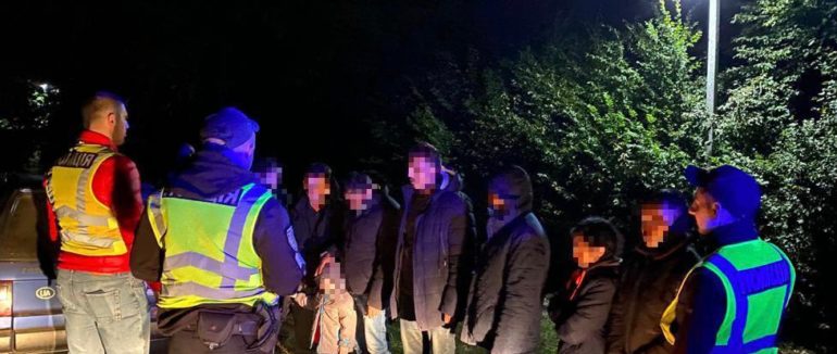Серед них 4-річна дитина: на Закарпатті поліція завадила спробі незаконного переправлення групи нелегалів через державний кордон