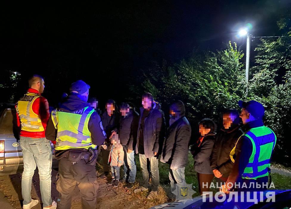 Серед них 4-річна дитина: на Закарпатті поліція завадила спробі незаконного переправлення групи нелегалів через державний кордон