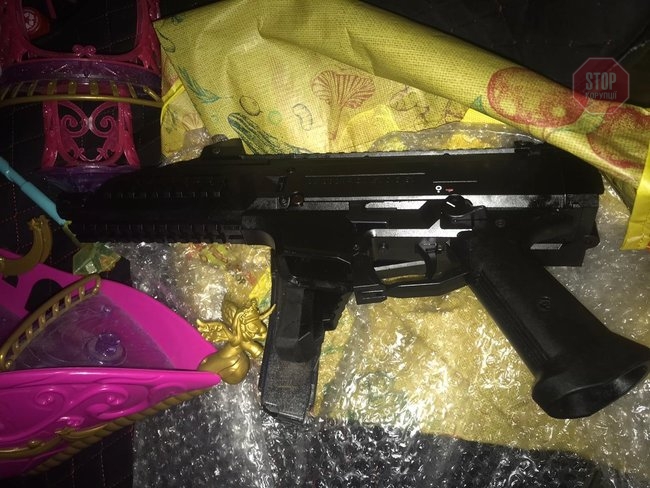 На Закарпатті 58-річний чоловік на ПП "Лужанка" намагався вивезти зброю заховавши її у дитячі іграшки