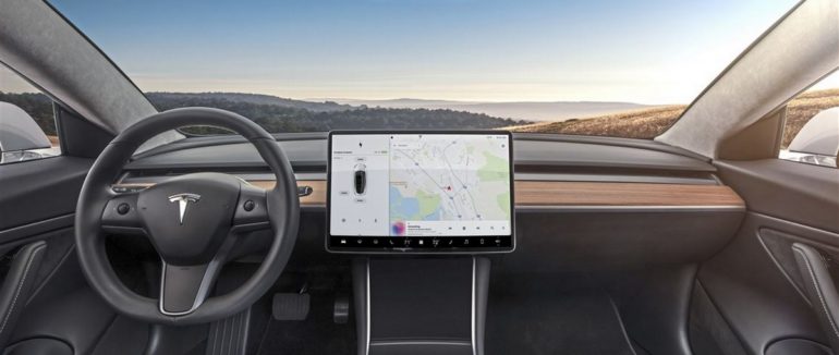 Автономна система вберегла від ДТП: як автопілот Tesla уникнув зіткнення з вантажівкою