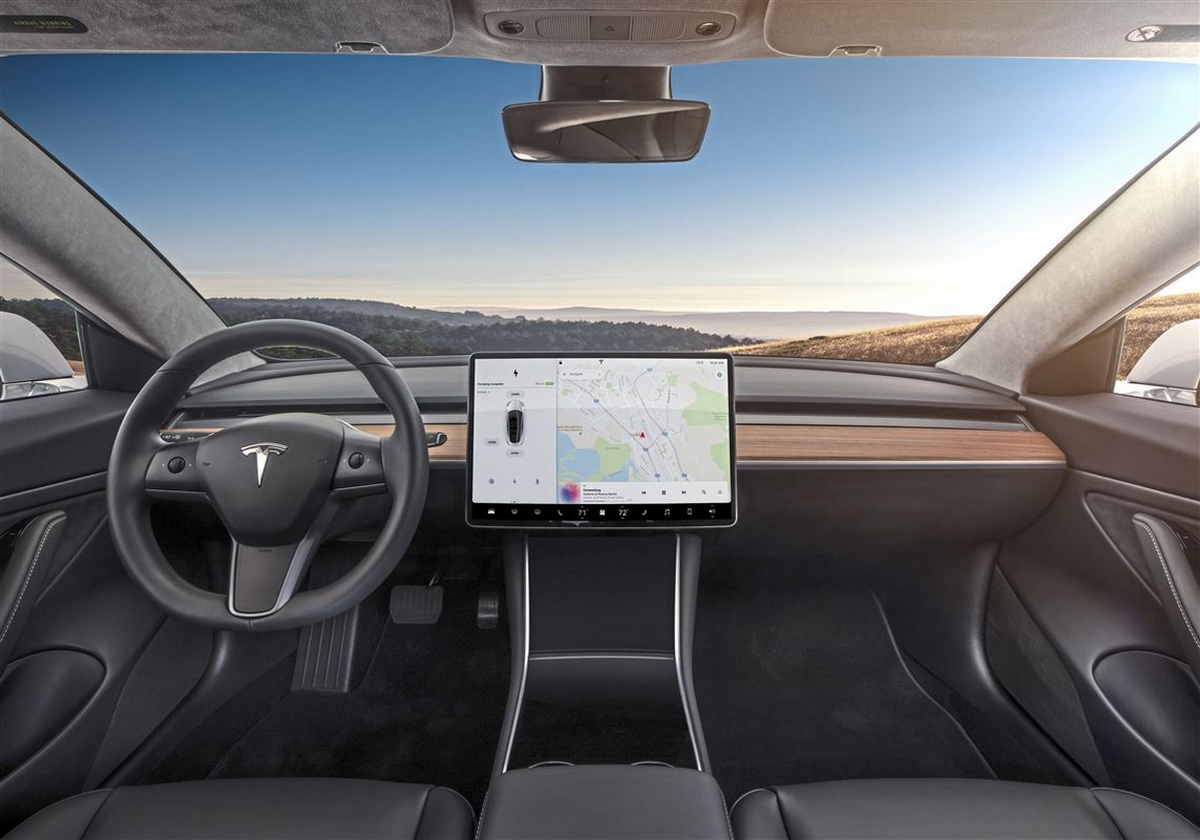Автономна система вберегла від ДТП: як автопілот Tesla уникнув зіткнення з вантажівкою