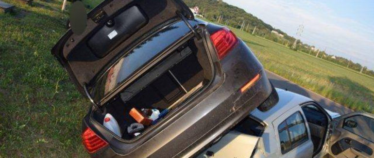 Курйоз на дорозі: у Словаччині, під час обгону авто опинилося на даху