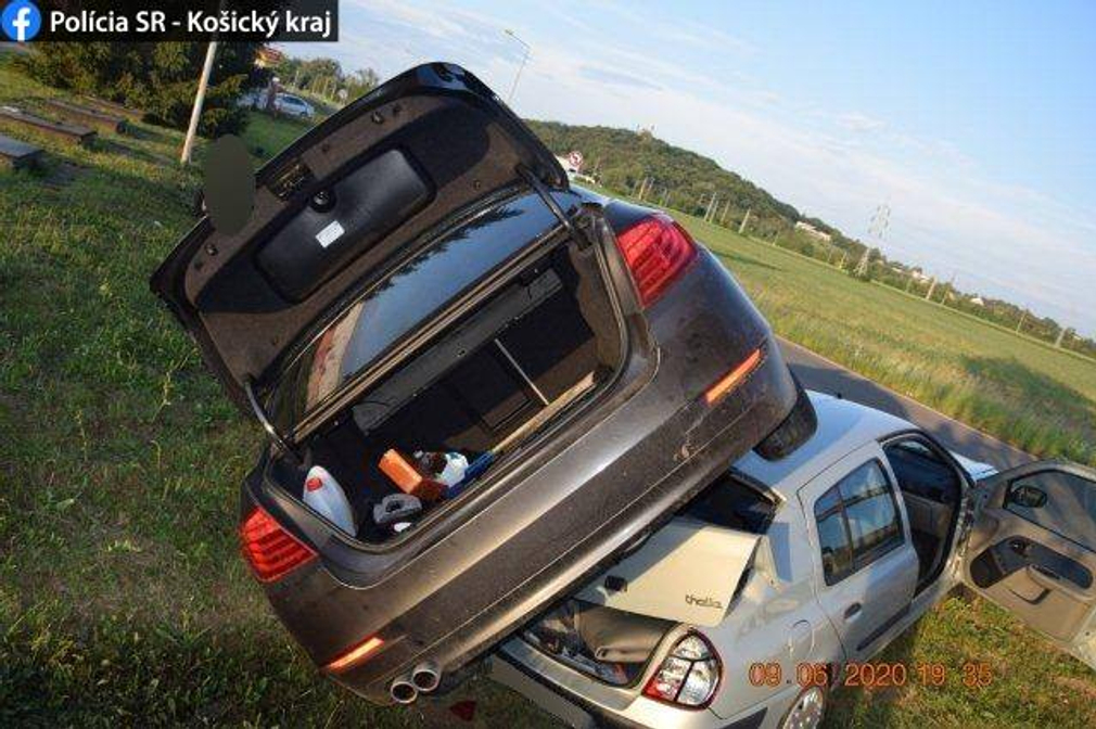 Курйоз на дорозі: у Словаччині, під час обгону авто опинилося на даху