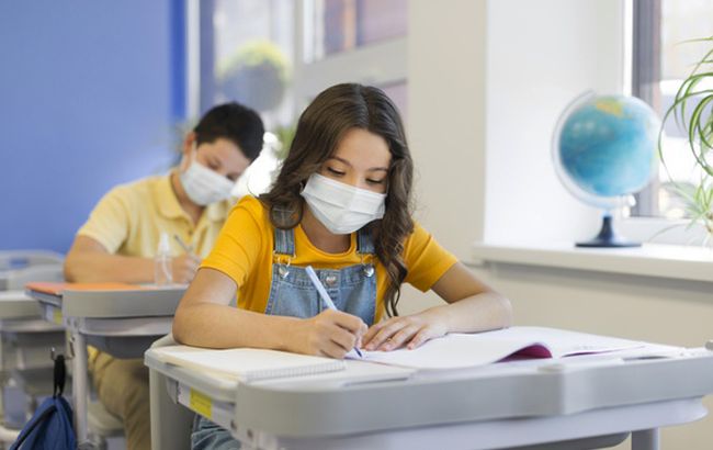 Соціальна дистанція, новий графік та маски: як працюють школи у Європі