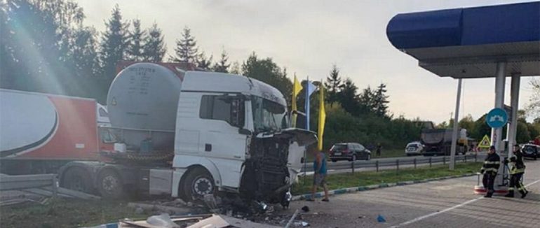 ДТП на Хмельниччині: зіткнулися вантажівка та легковик, постраждало троє дітей